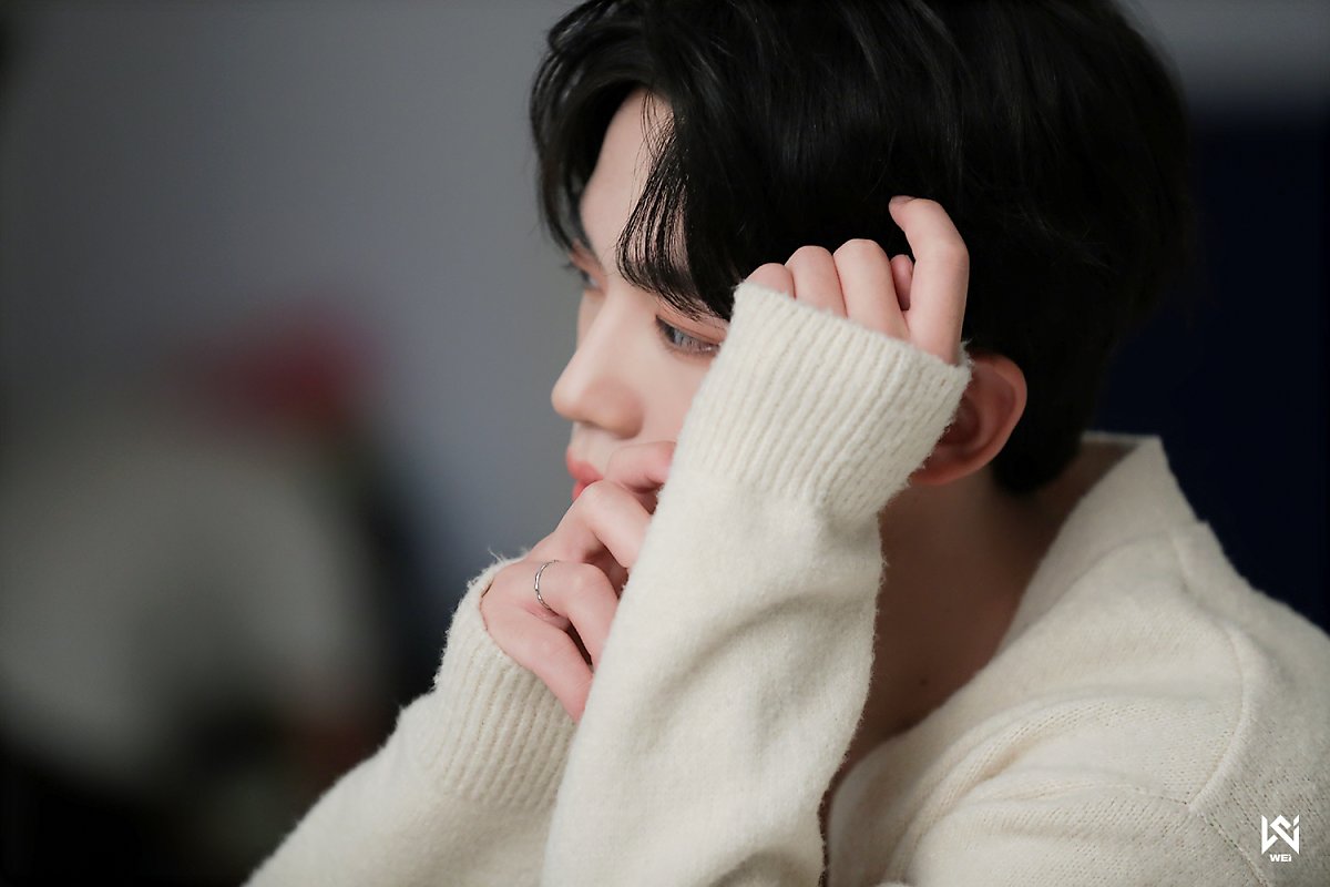 WEi Yohan behind photos