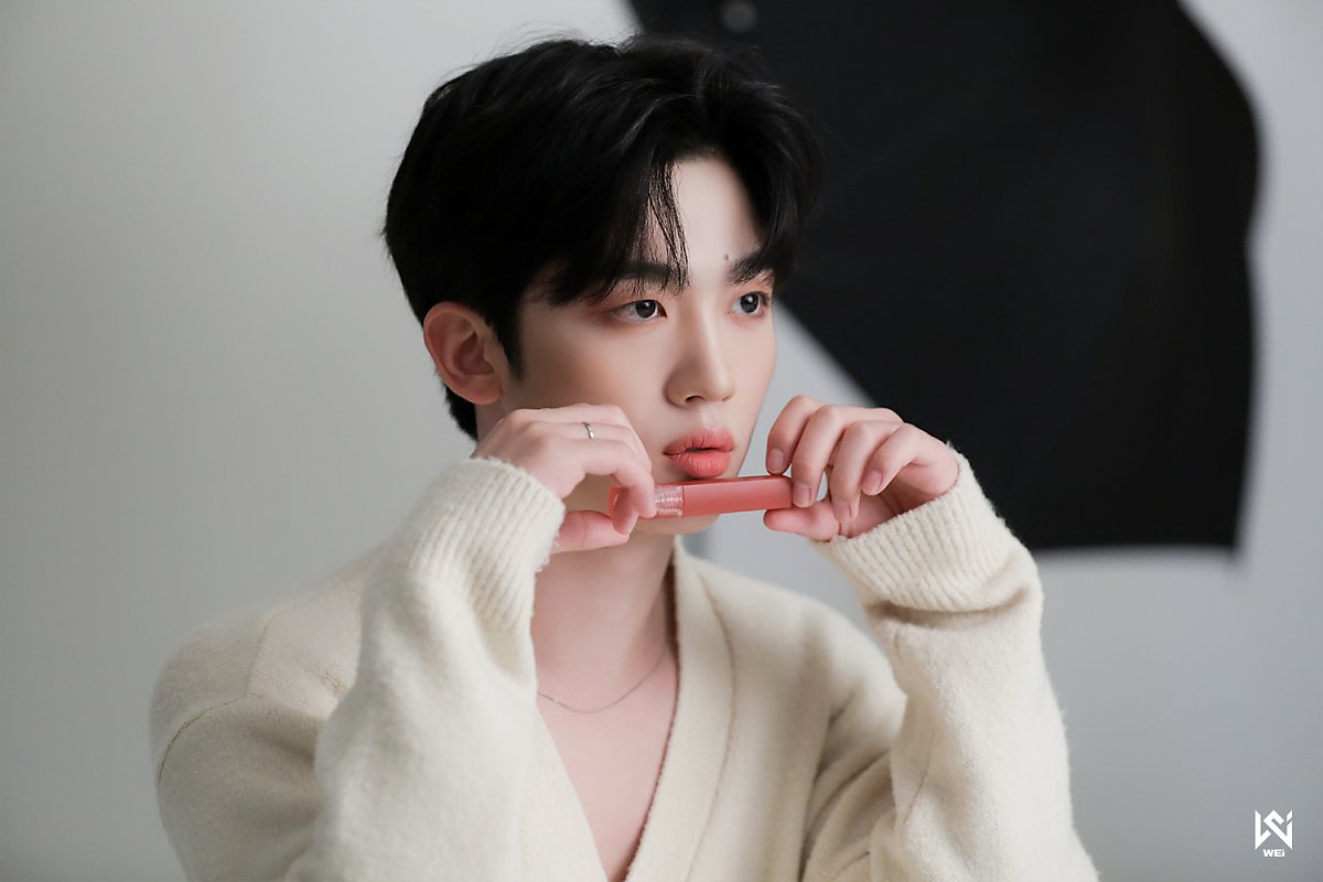 WEi Yohan behind photos