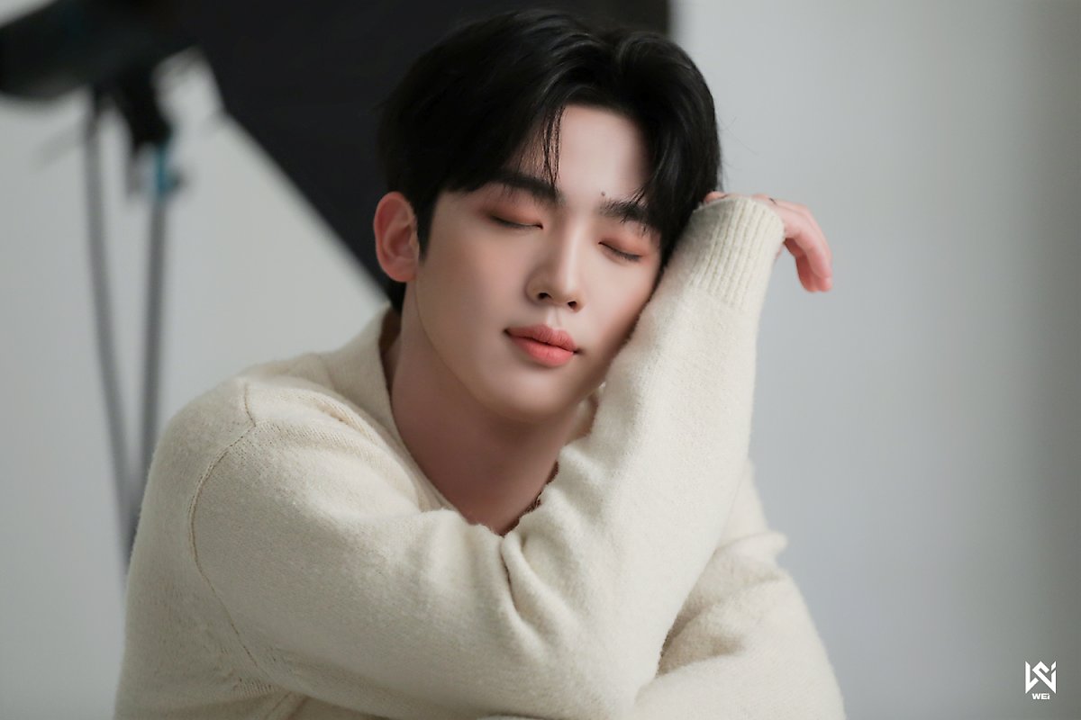 WEi Yohan behind photos