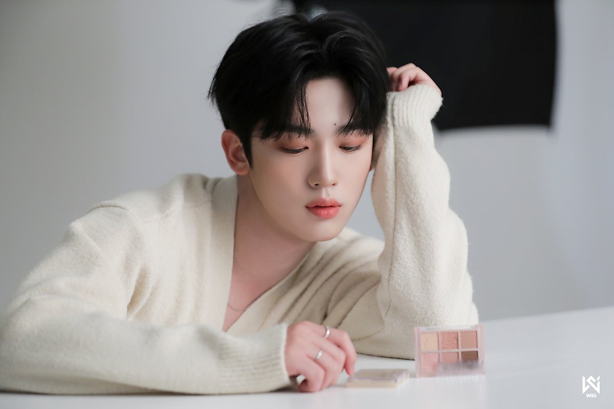 WEi Yohan behind photos