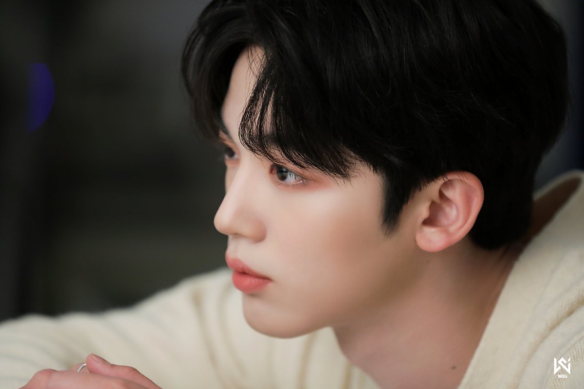 WEi Yohan behind photos