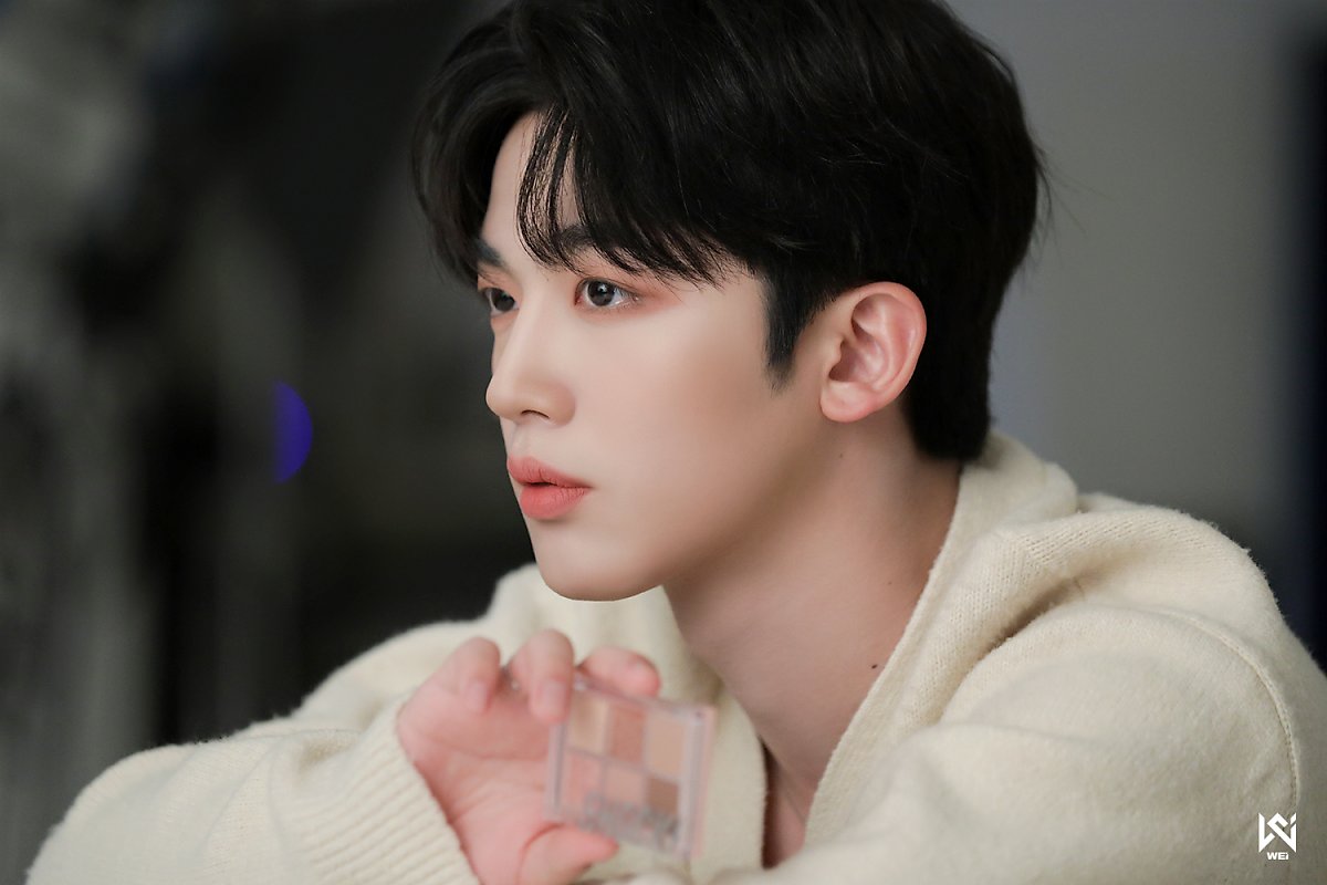 WEi Yohan behind photos