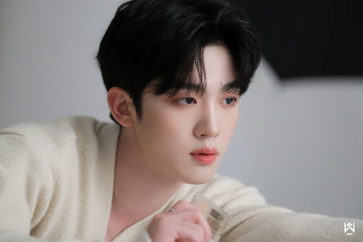 WEi Yohan behind photos