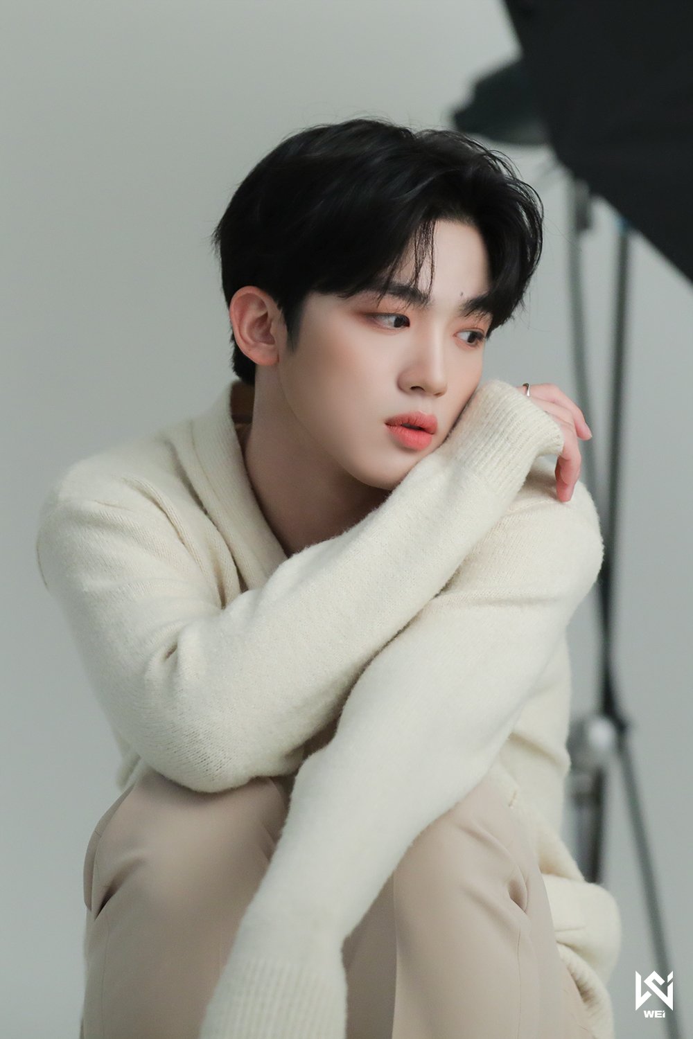 WEi Yohan behind photos