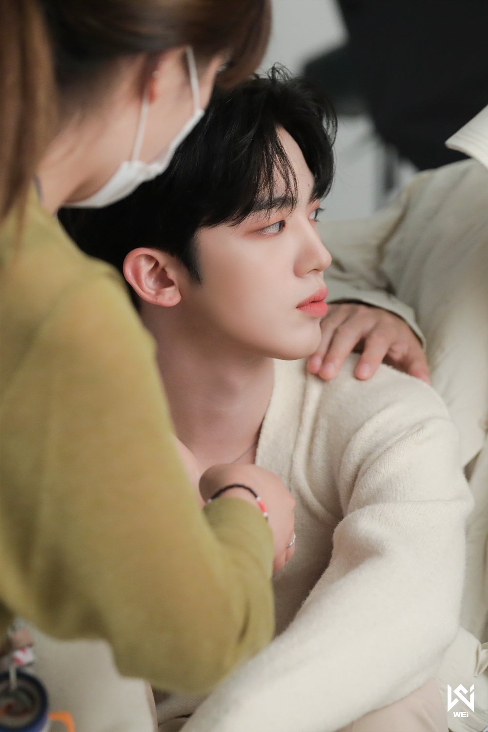 WEi Yohan behind photos