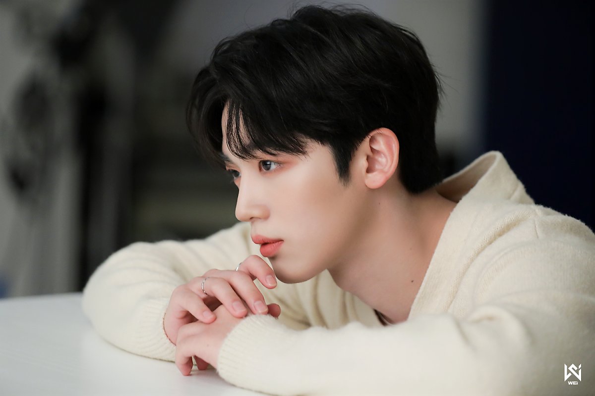 WEi Yohan behind photos