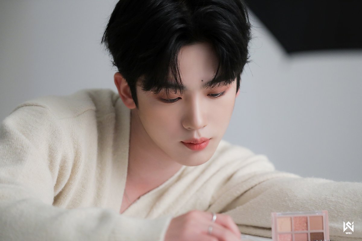 WEi Yohan behind photos