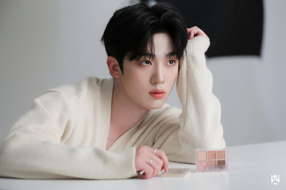 WEi Yohan behind photos