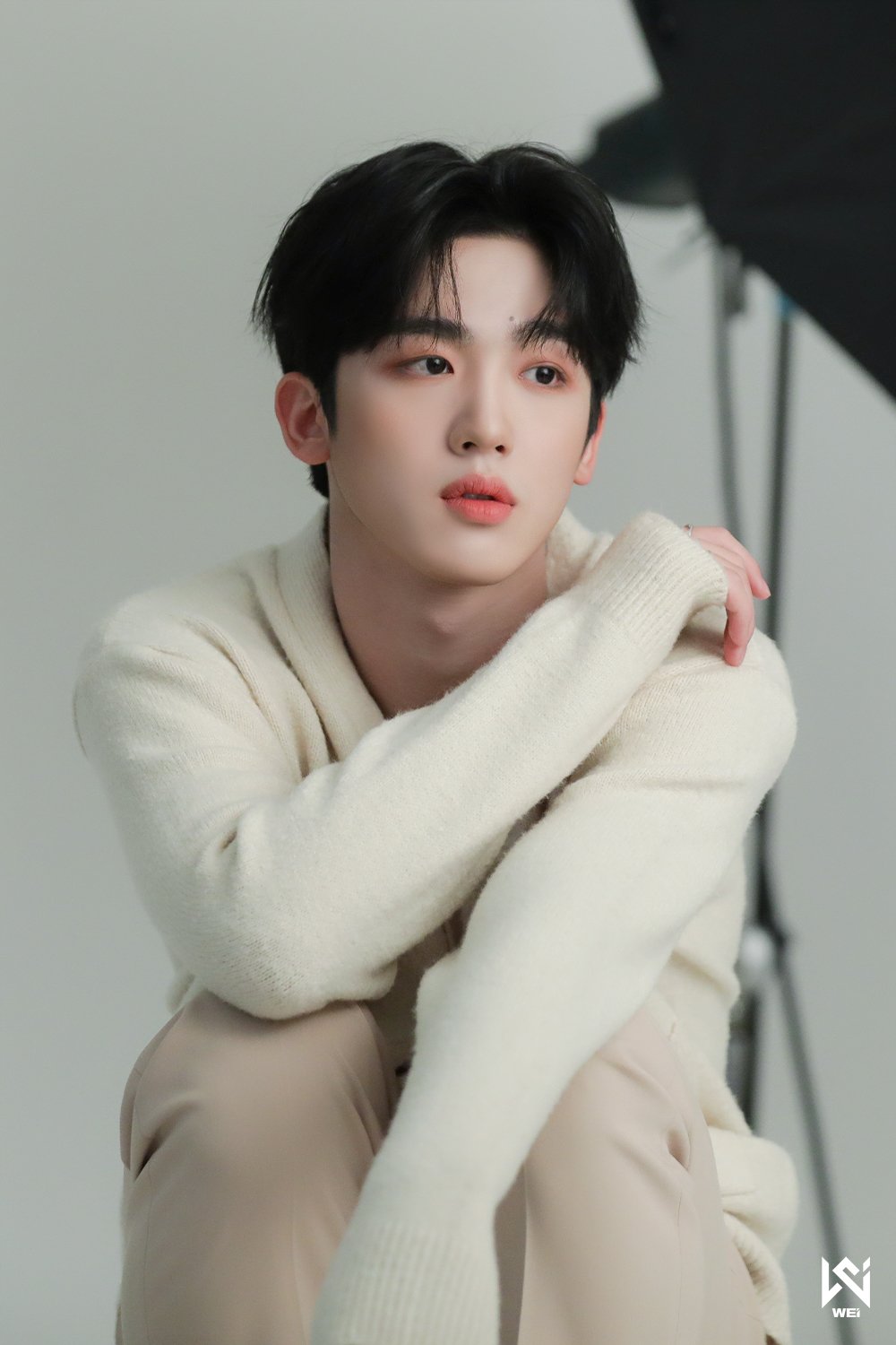 WEi Yohan behind photos