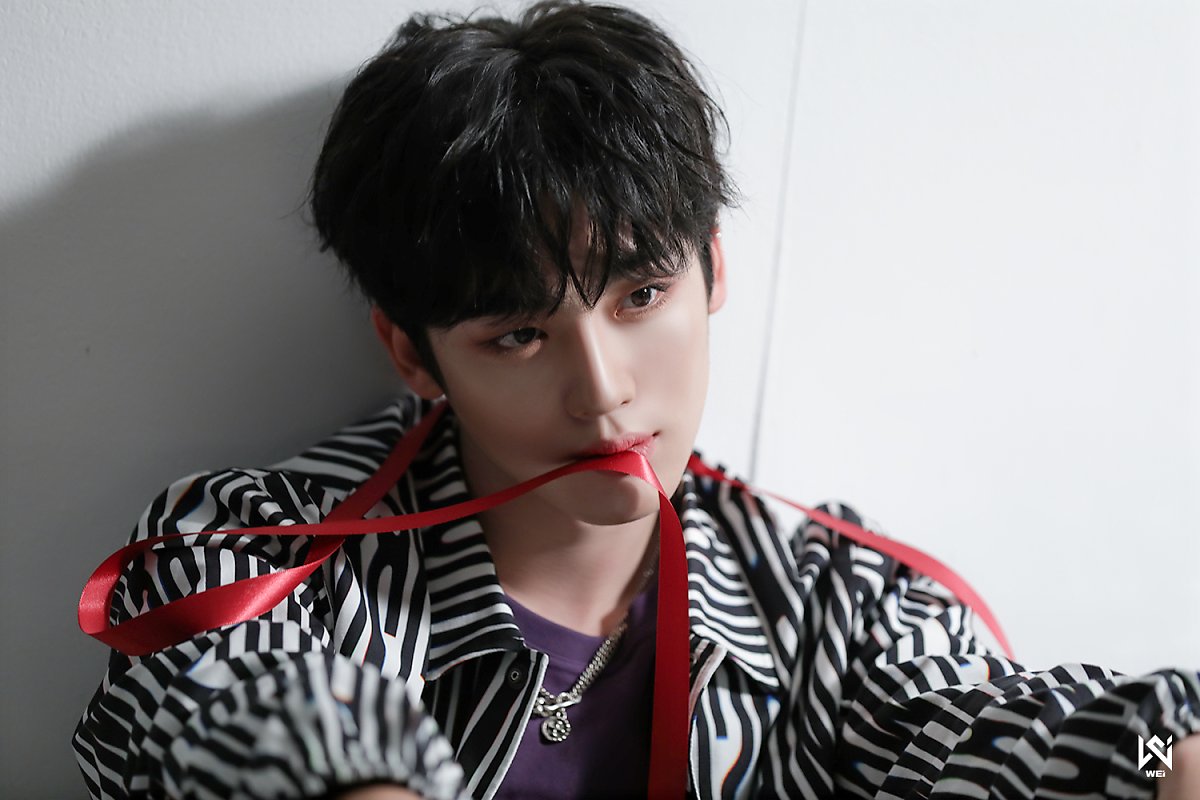 WEi Yohan behind photos