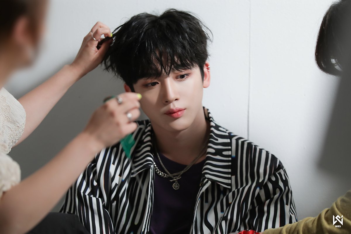 WEi Yohan behind photos