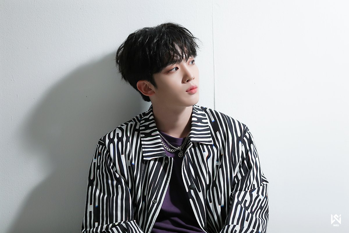 WEi Yohan behind photos