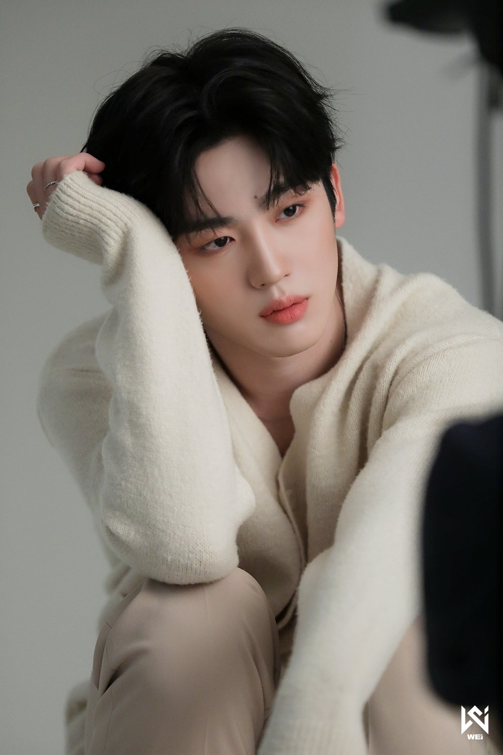 WEi Yohan behind photos