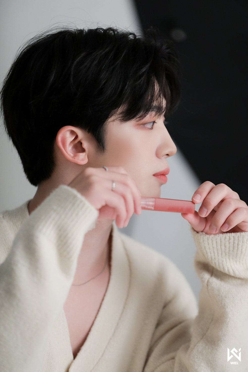 WEi Yohan behind photos