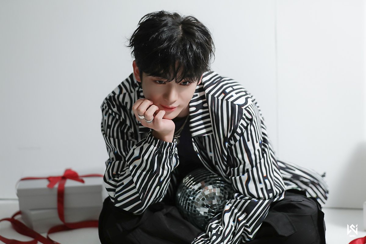 WEi Yohan behind photos