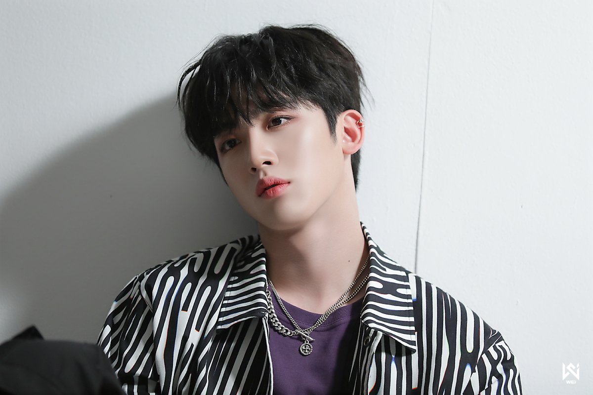 WEi Yohan behind photos