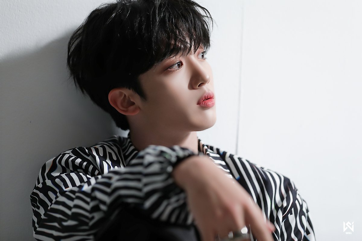 WEi Yohan behind photos