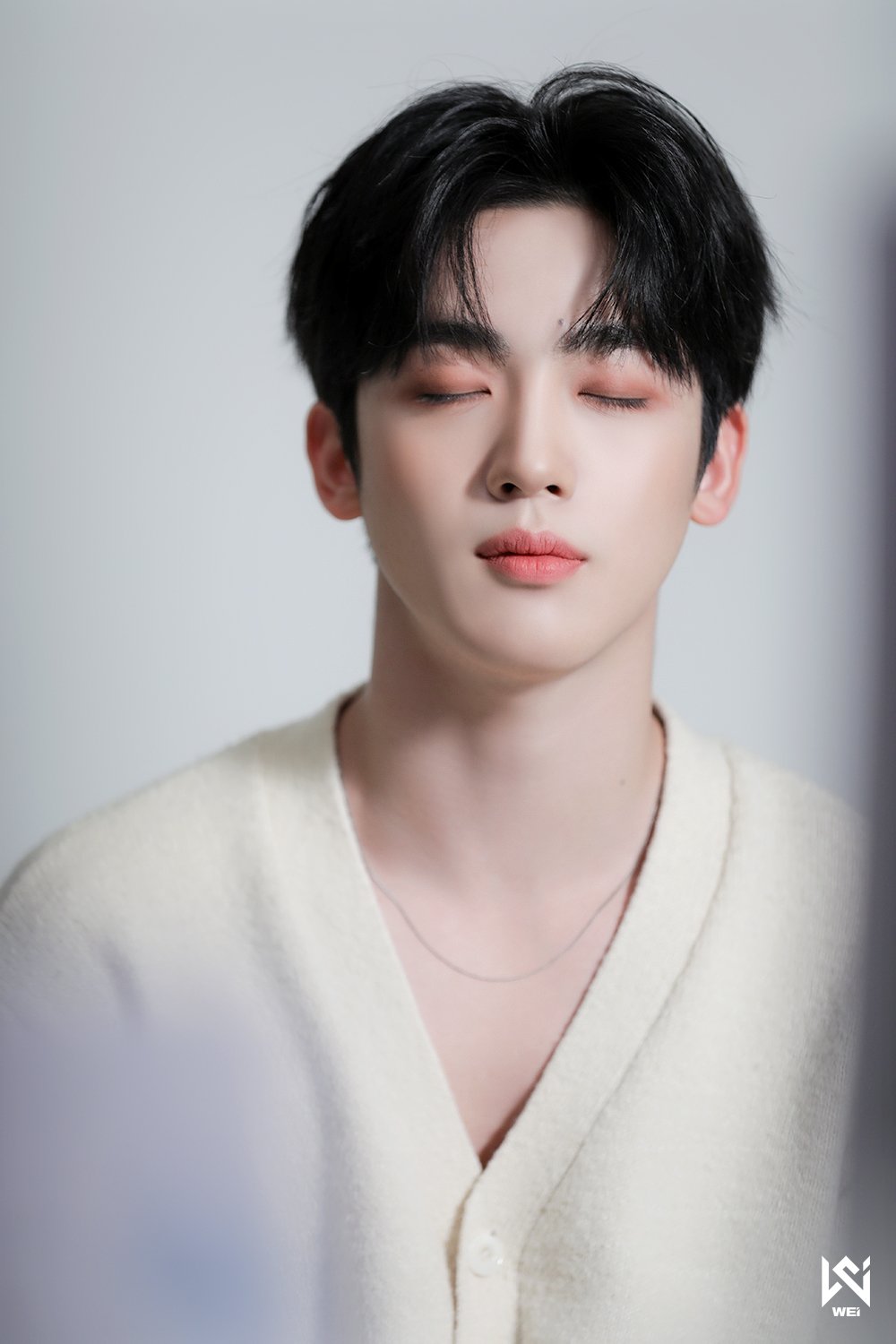 WEi Yohan behind photos