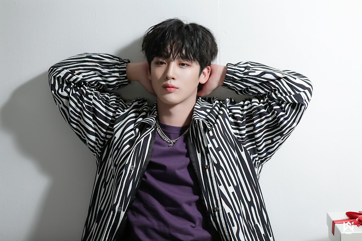 WEi Yohan behind photos