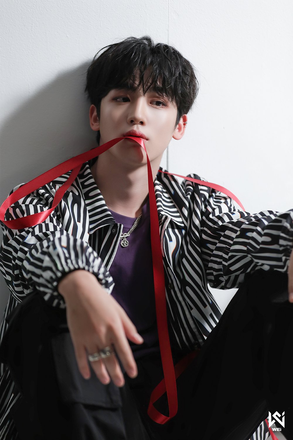 WEi Yohan behind photos