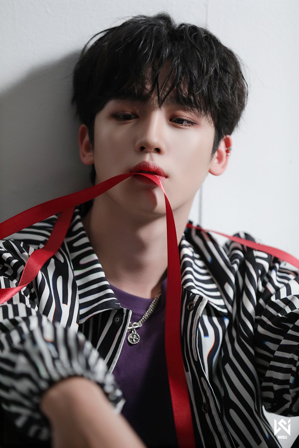 WEi Yohan behind photos