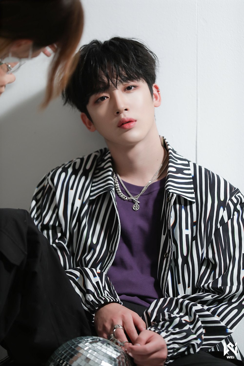 WEi Yohan behind photos