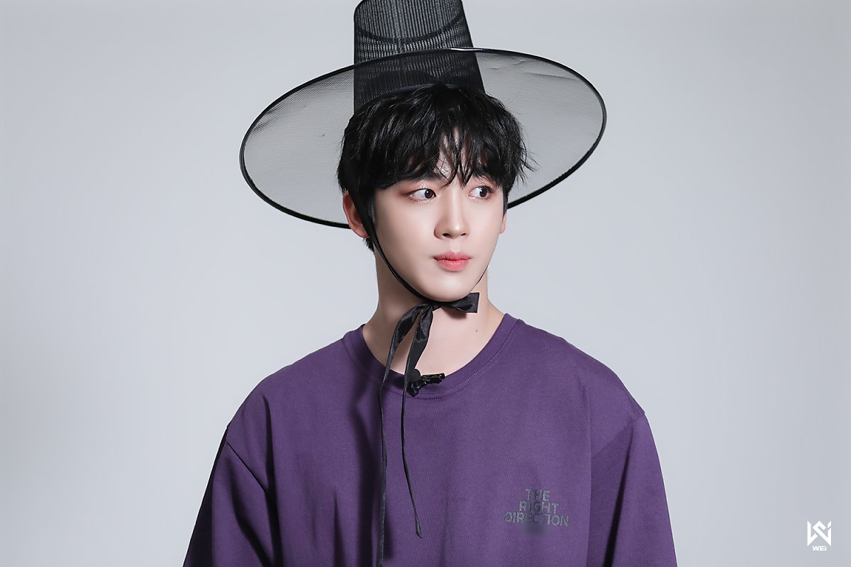 WEi Yohan behind photos