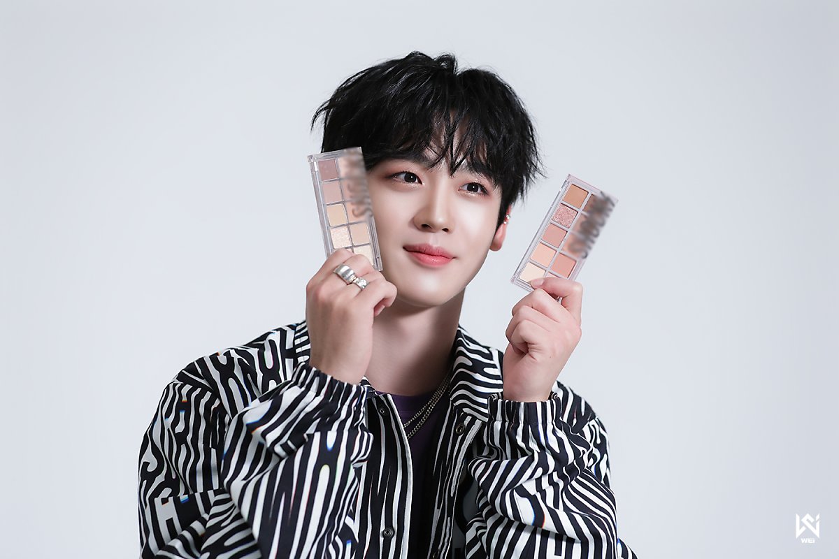 WEi Yohan behind photos