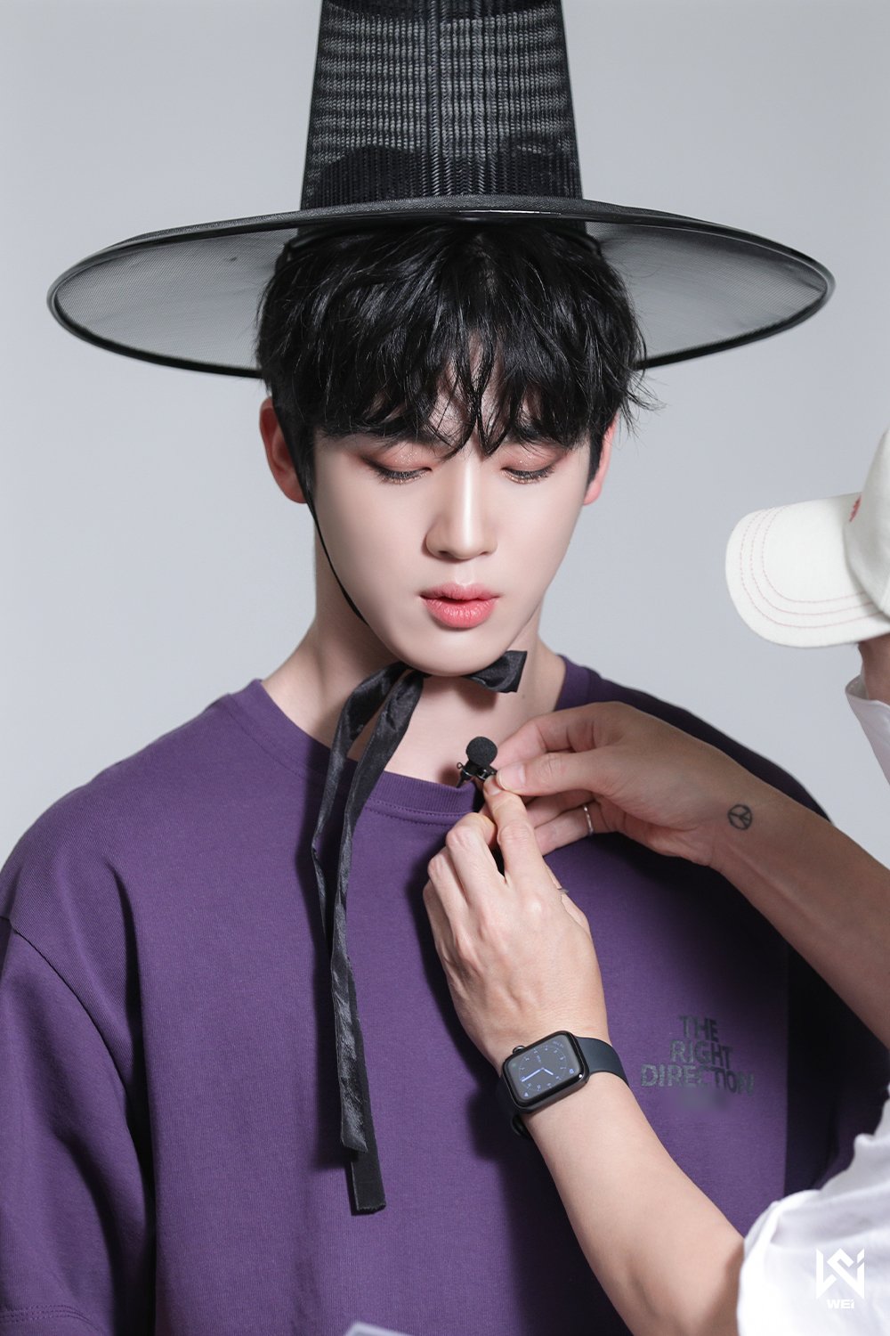 WEi Yohan behind photos