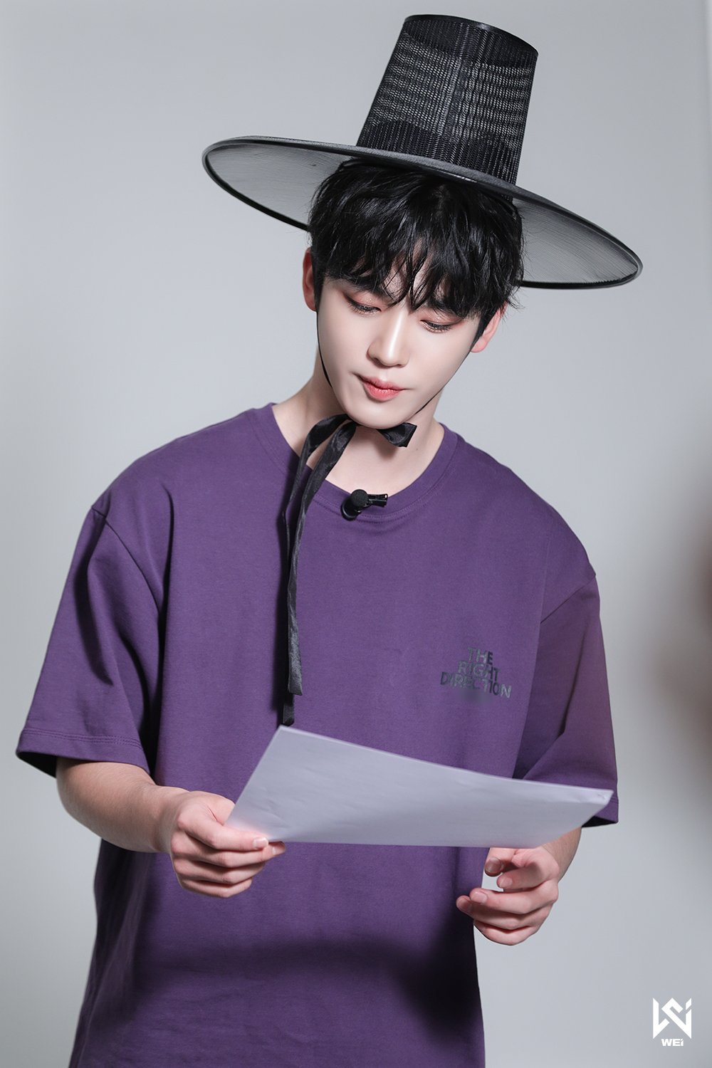 WEi Yohan behind photos