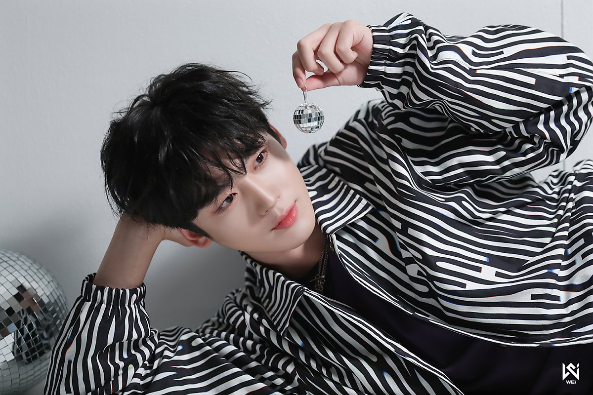 WEi Yohan behind photos