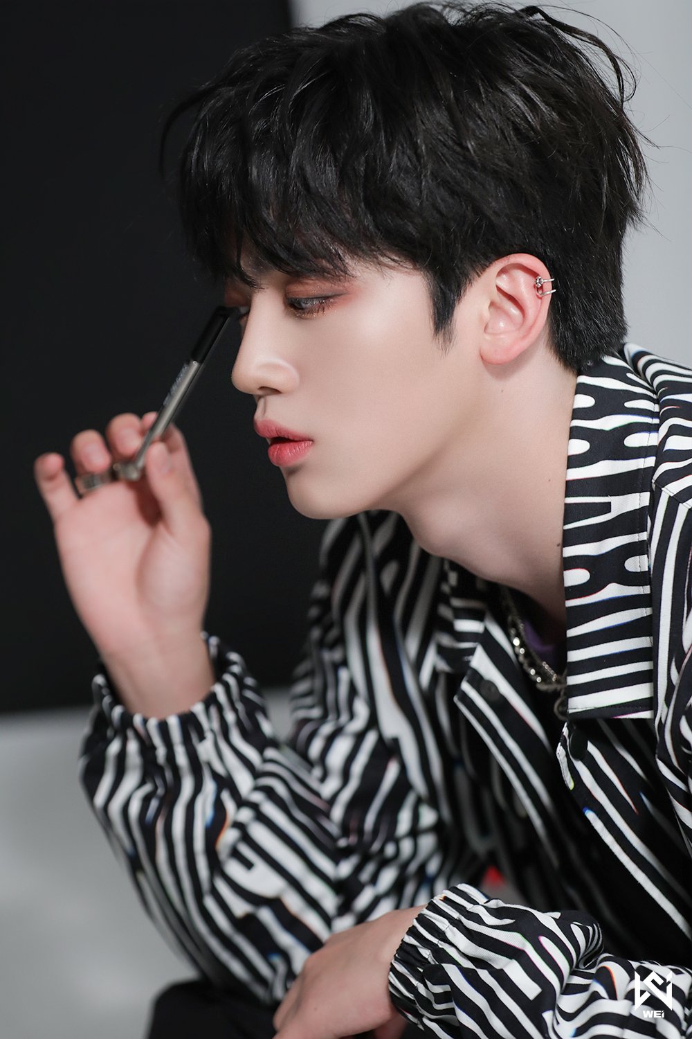 WEi Yohan behind photos