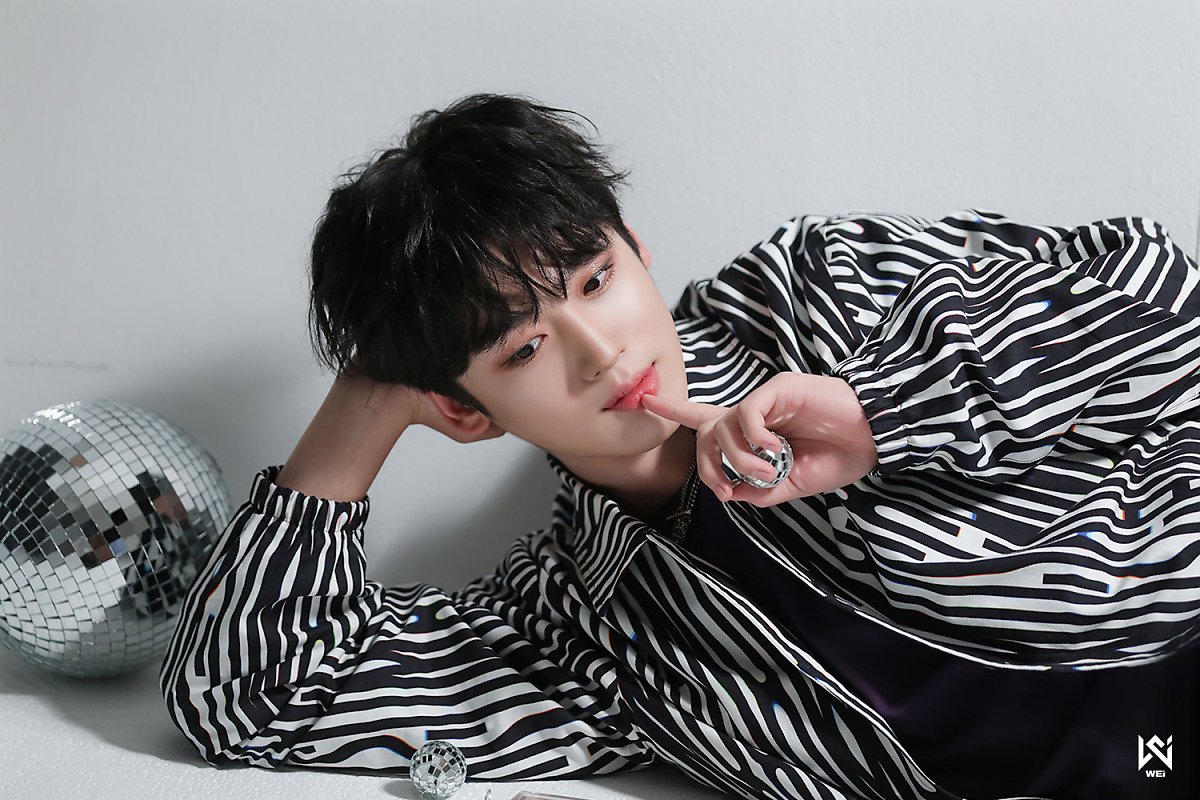 WEi Yohan behind photos