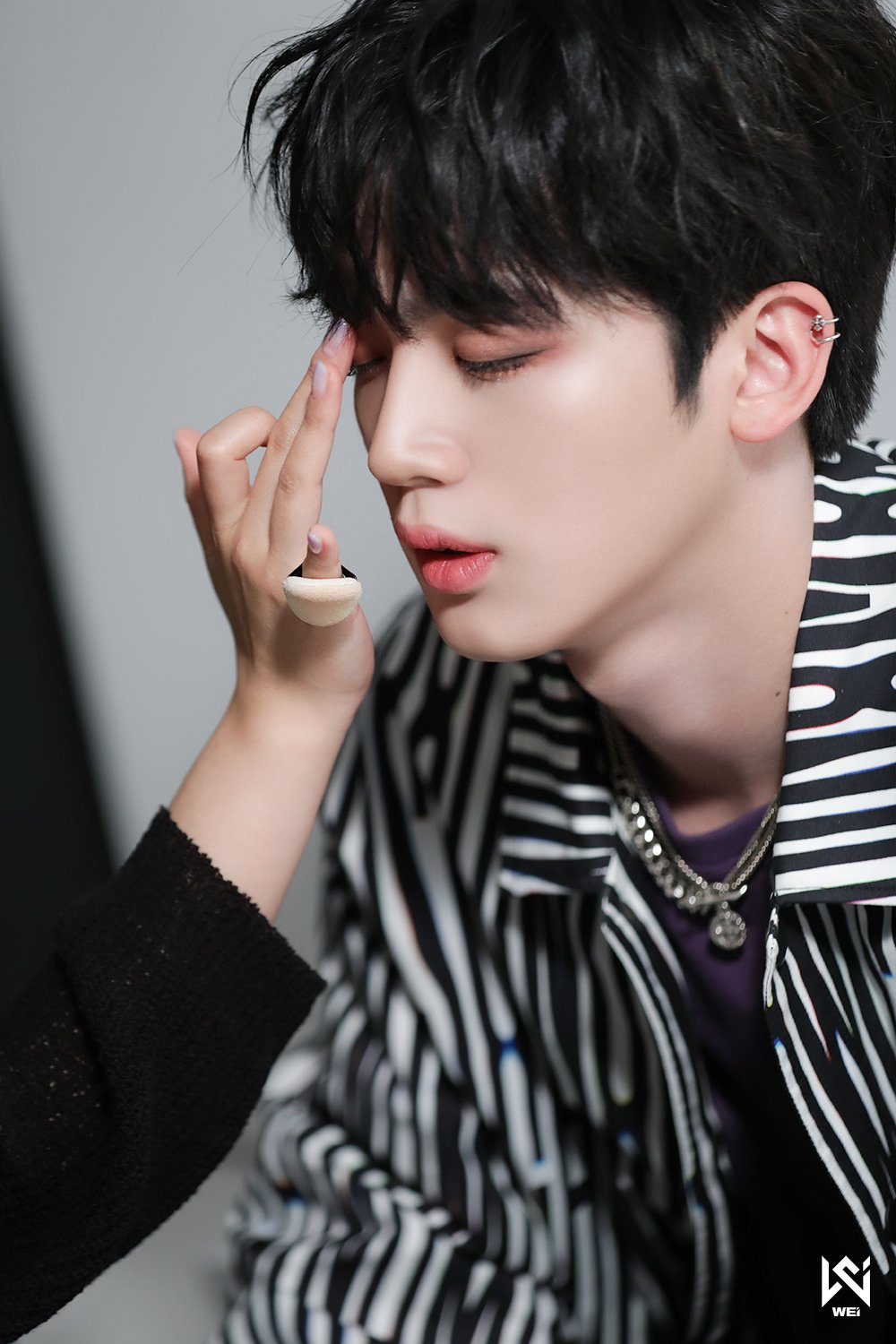 WEi Yohan behind photos