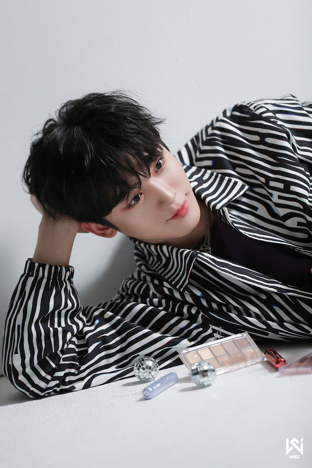 WEi Yohan behind photos