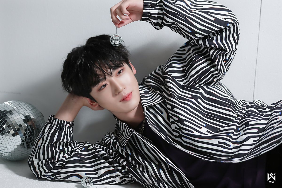 WEi Yohan behind photos