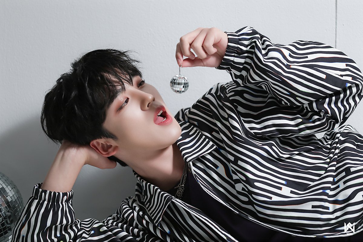 WEi Yohan behind photos