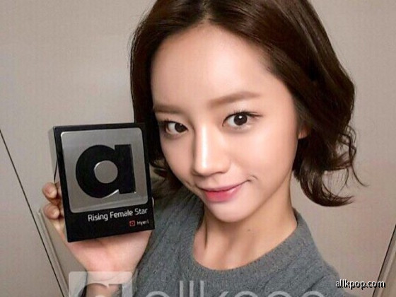 Girl's Day's Hyeri with her allkpop Awards trophy