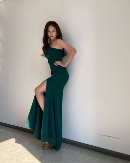 Actress Jeon So Min makes everyone do a double take with her gorgeous photos