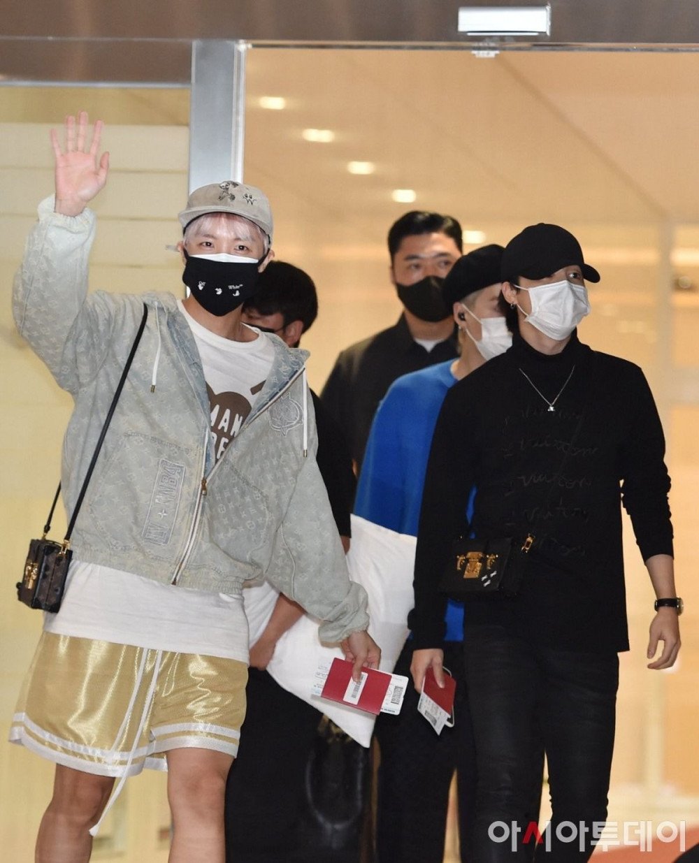 BTS's first airport pictures on the way to attend the 'SDG Moment 2021' session of the 76th United Nations General Assembly on September 20th