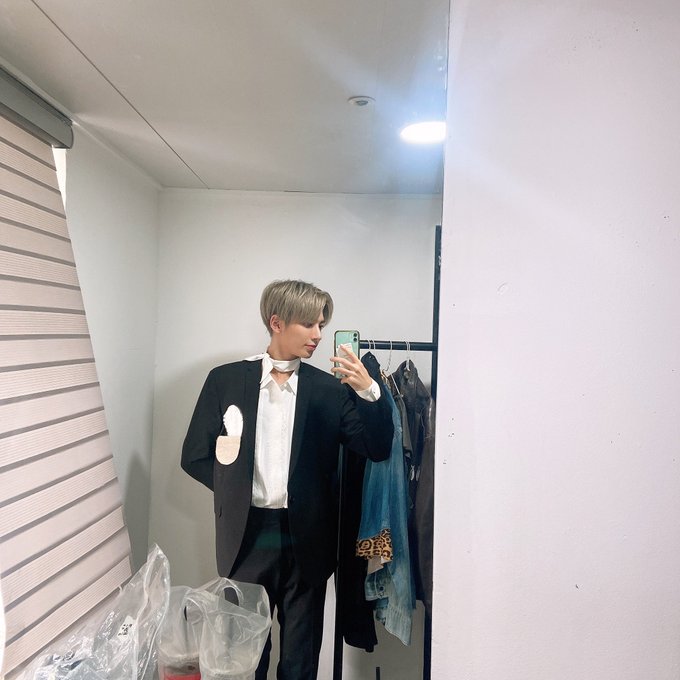 Taehyun Mirror Selfie 3