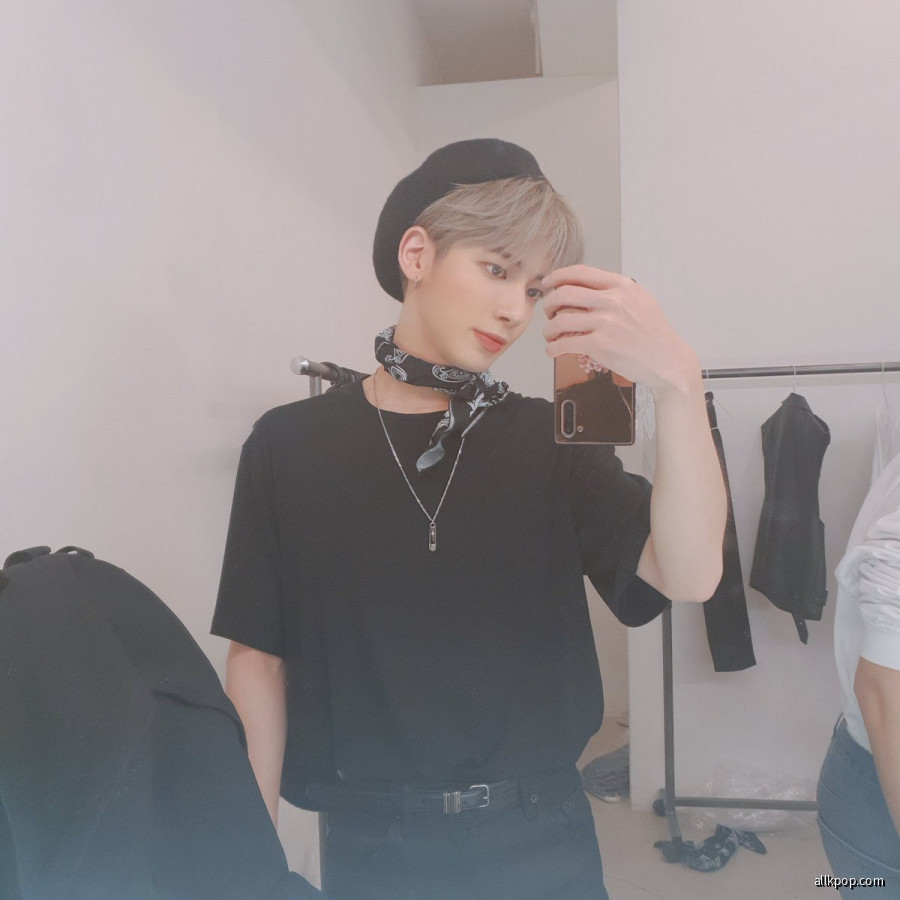 Taehyun Mirror Selfie 7