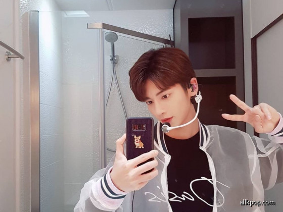 Taehyun Mirror Selfie 2