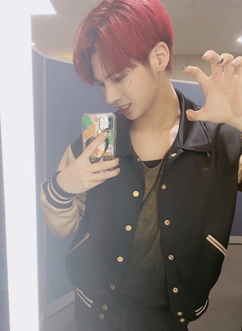 Taehyun Mirror Selfie 4