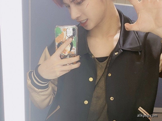 Taehyun Mirror Selfie 4