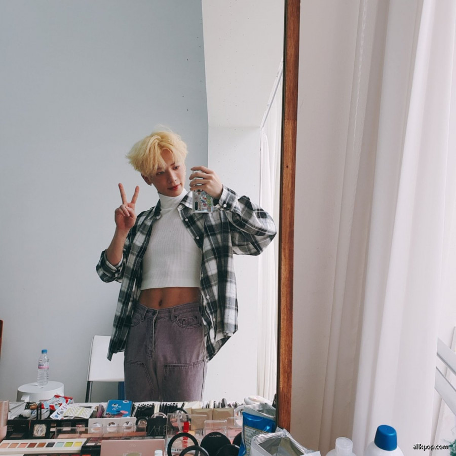 Taehyun Mirror Selfie 5