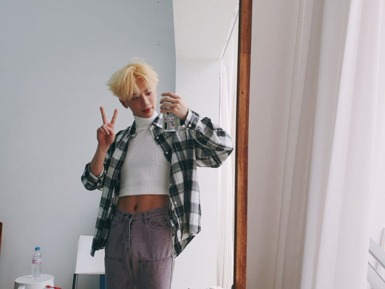 Taehyun Mirror Selfie 5