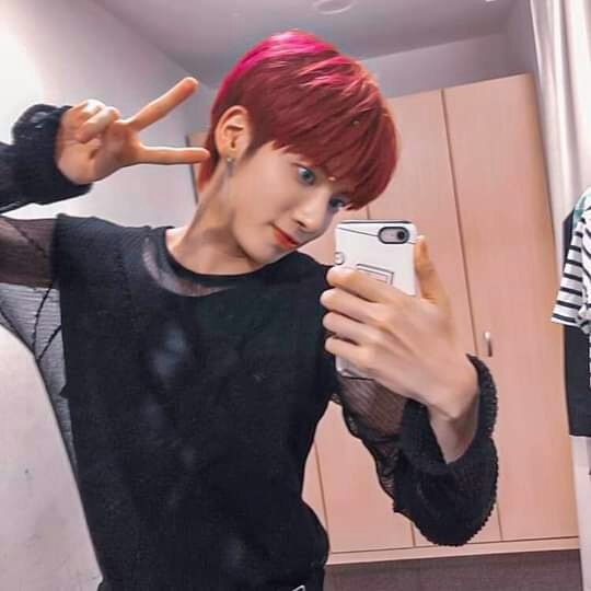 Taehyun Mirror Selfie 10
