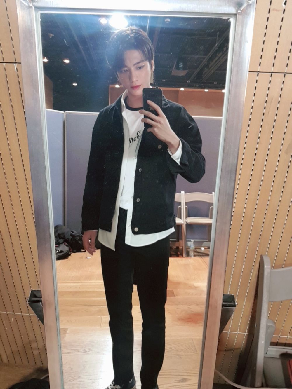 Taehyun Mirror Selfie 11