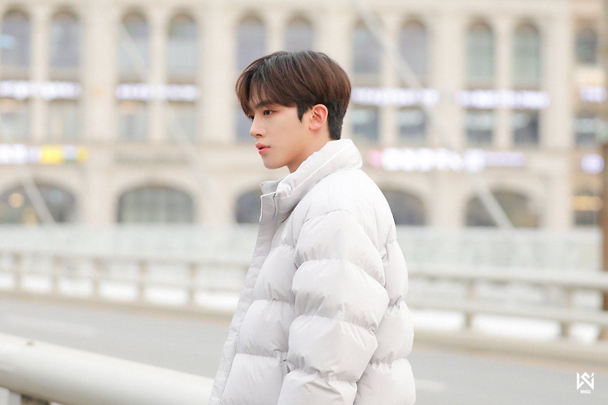 WEi Yohan behind photo